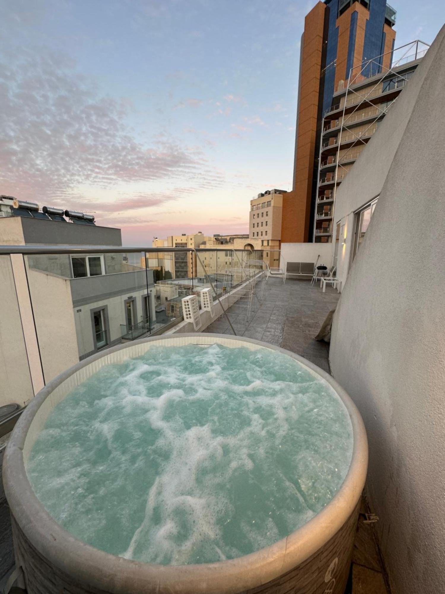 Paceville Sea View Penthouse With Jacuzzi! San Julián Exterior foto